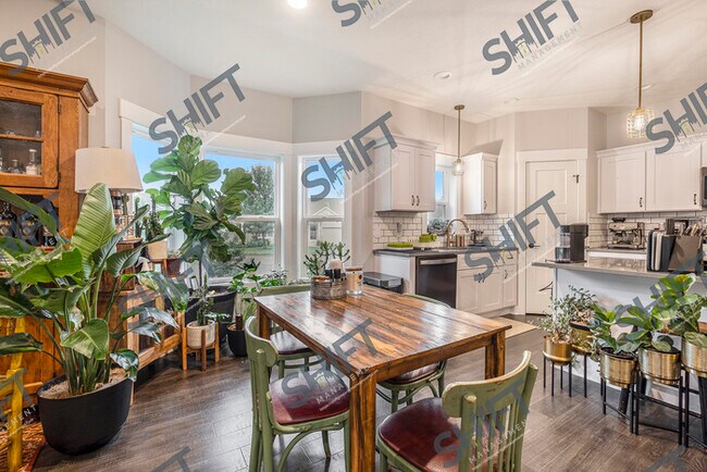 Building Photo - 260 shoreside: Gorgeous Condo