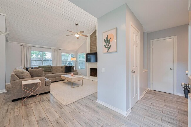 Building Photo - 8711 Pines Pl Dr