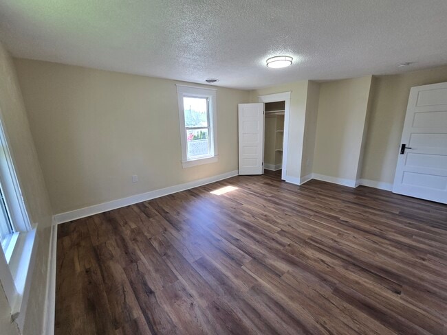 Building Photo - 515 W Magnolia Ave