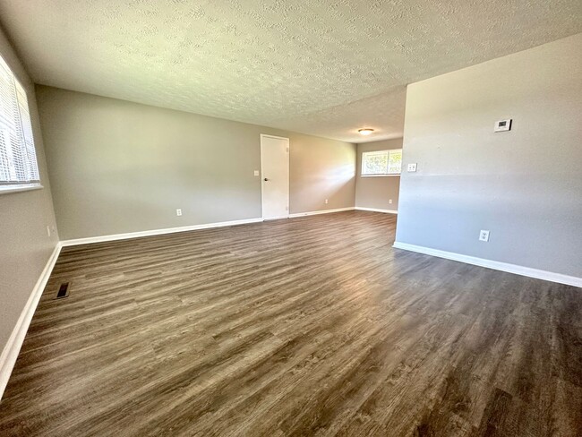 Building Photo - 400 Henrich Dr