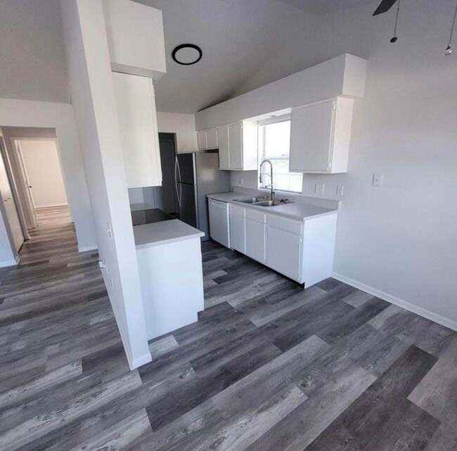 Building Photo - 2323 W Osterhout Ave