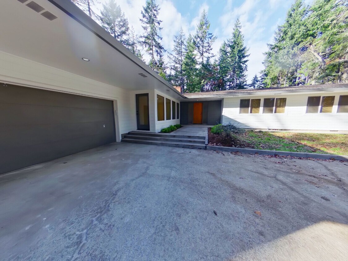 Primary Photo - Large Beautiful Home in the Hills