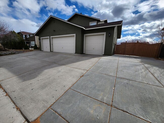 Building Photo - Exquisite 7-Bedroom Home in Cold Springs: ...