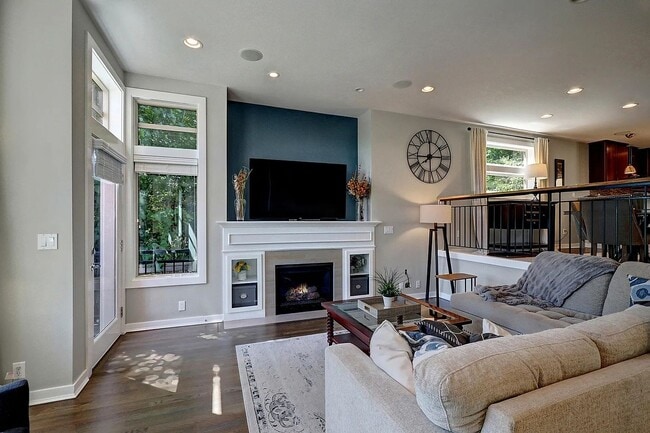 Building Photo - Luxury End-Unit Townhome with Lake Views, ...