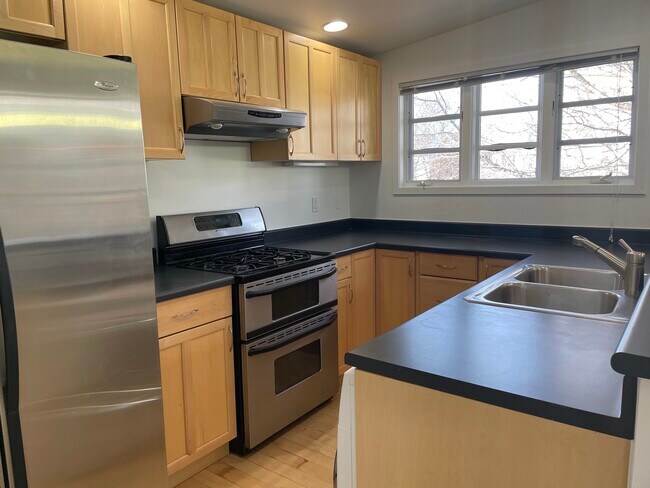 Kitchen - 1007 Neon Forest Cir