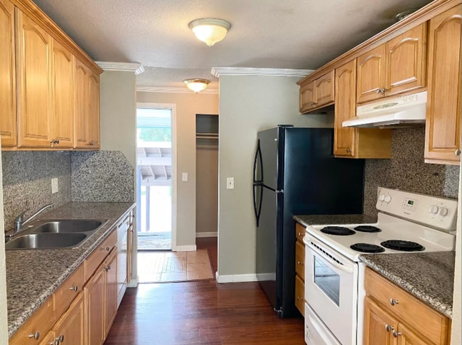 Building Photo - Spacious top floor condo with 3 sizable bedrooms & 2 baths