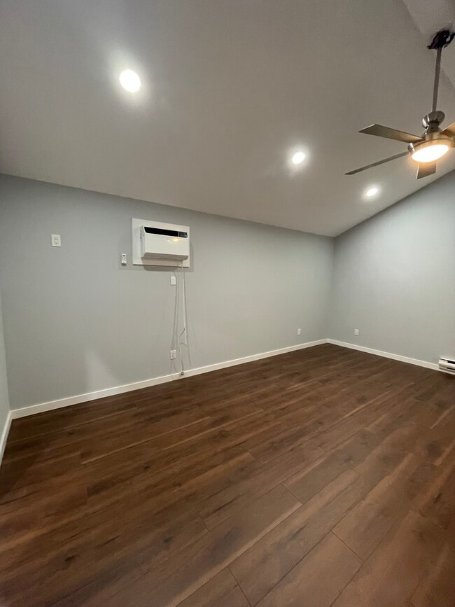 Foto del edificio - 66 Cedar Oaks Ave