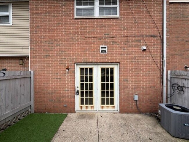 Foto del edificio - 6881-6887 Emerald Ave