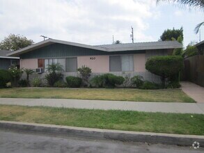 Building Photo - 920 Newport Ave