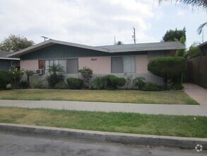 Building Photo - 920 Newport Ave