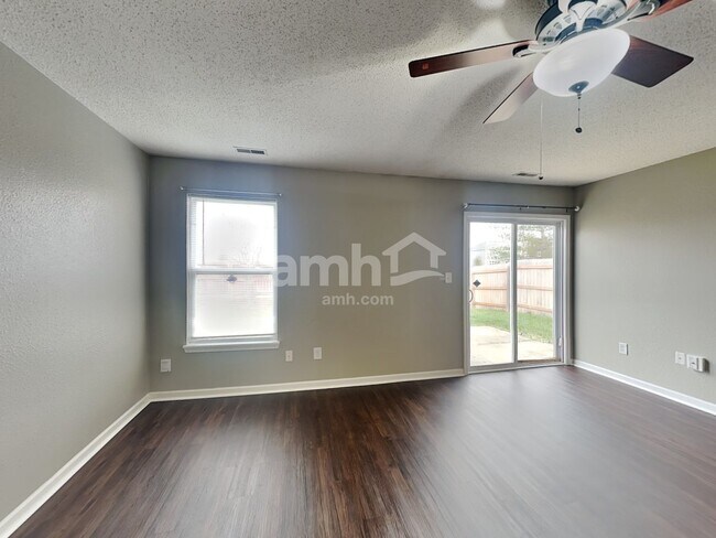 Foto del edificio - 15553 Outside Trl