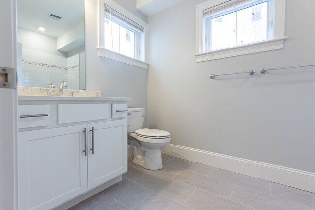 Foto del edificio - Modern 4-Bed, 2-Bath in Brighton | Parking...