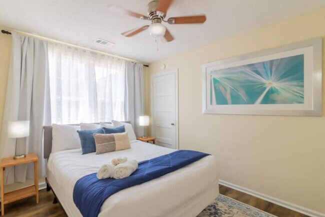 Building Photo - 3912 Crestview Dr