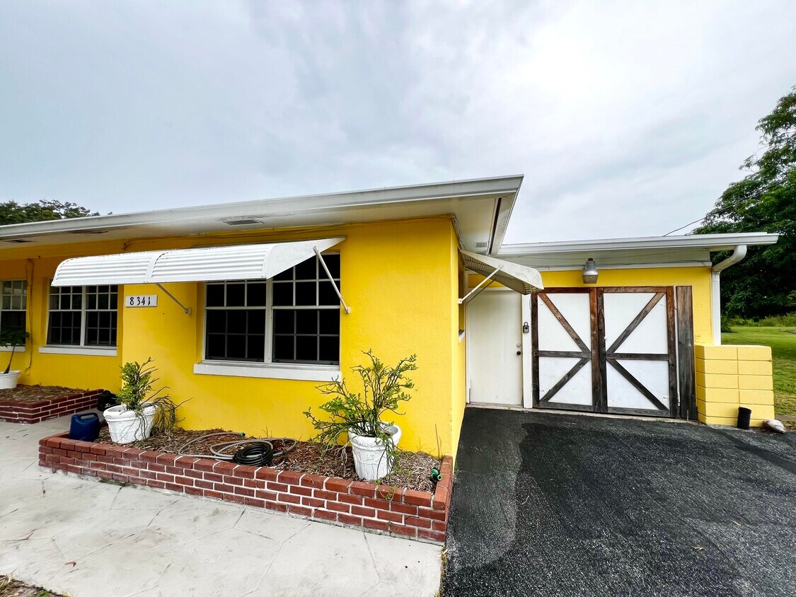 Foto principal - 8341 Sunset Dr
