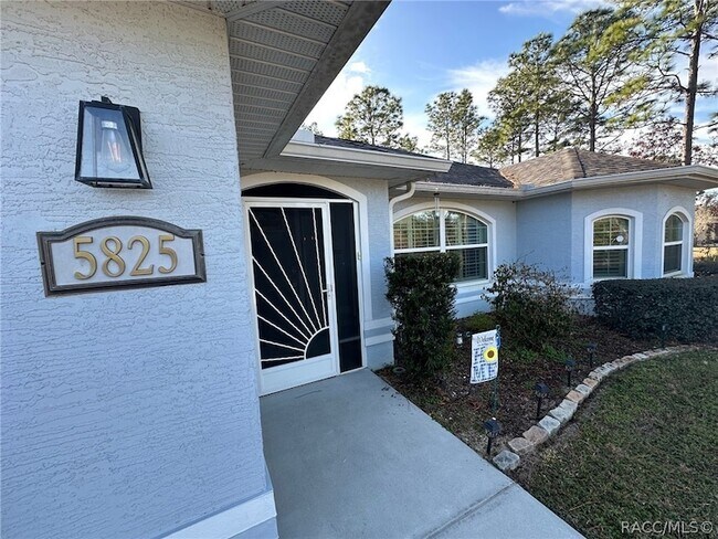 Foto del edificio - 5825 N Larkspur Way