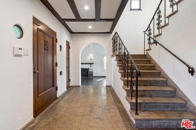 Building Photo - 1304 San Vicente Blvd