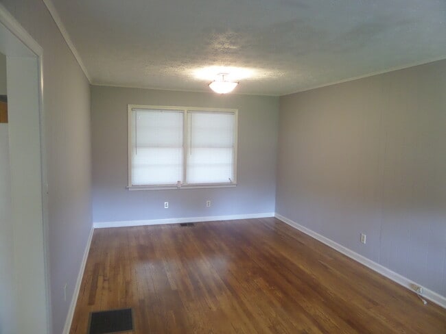 Building Photo - Nice 2 bed 1 bath brick ranch located in M...