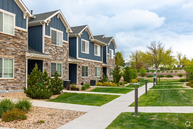 2HAB, 2,5BA - 1,151 ft² - Exterior - The Point at Biscay