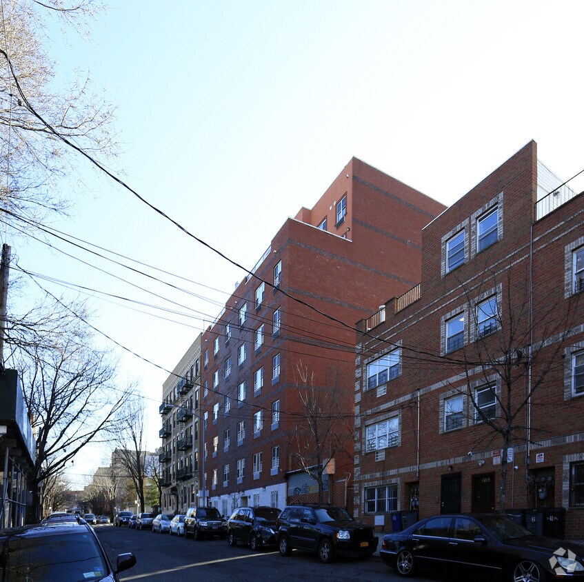 Building Photo - 2118 Mapes Ave