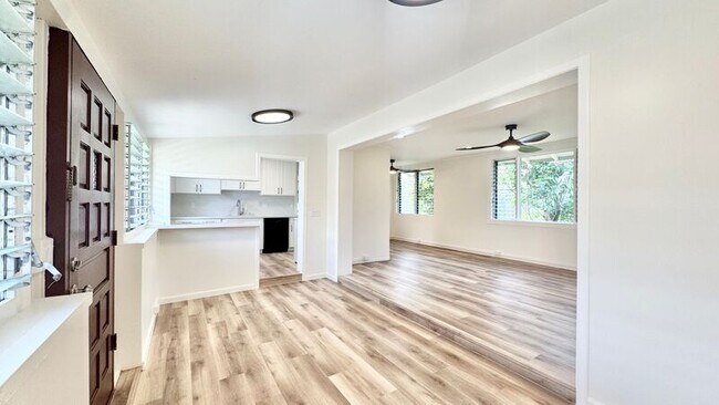 Building Photo - 421 C Olomana Street (main house)