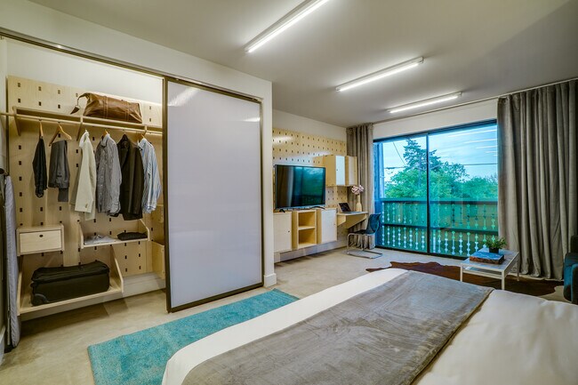 Creado exclusivamente para este proyecto, cada armario y único utilizan un sistema de tablero de muebles. Esto permite la personalización completa de tu espacio. - Bardo Lofts