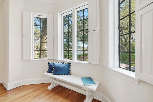 Building Photo - 3319 Pine St