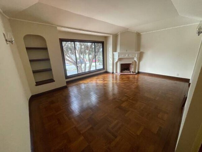 Building Photo - Amazing 2 Bedroom 1.5 Bathroom Home