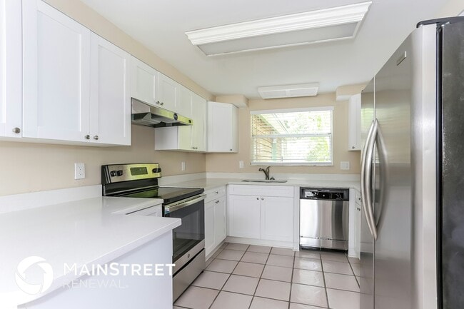 Building Photo - 14623 Sunset Dr