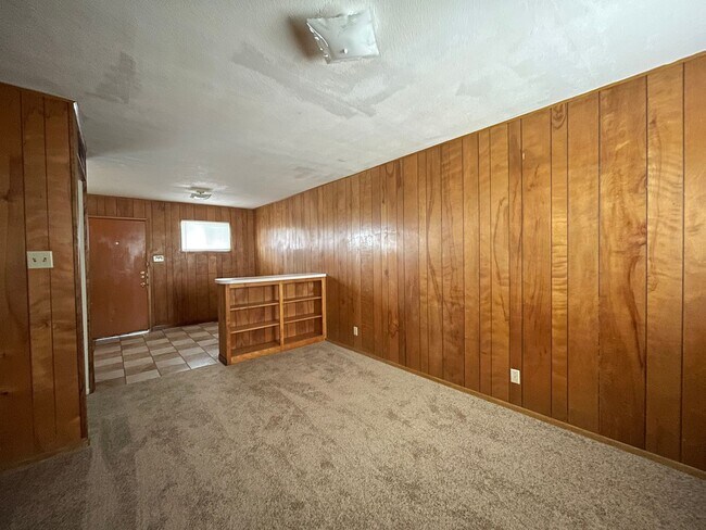 Building Photo - 805 W Hallmark Ave