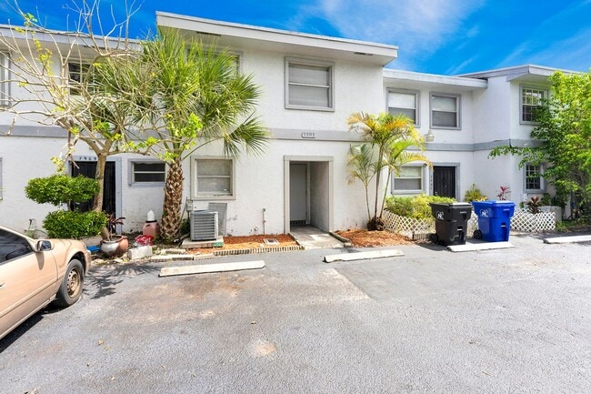 Building Photo - 3/2 AND A HALF TOWNHOME AVAILABLE FOR IMME...