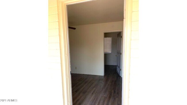 Building Photo - 623 S Country Club Dr