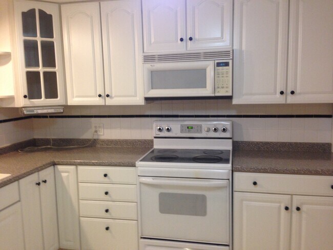Foto del edificio - 400 Quaker Ln S