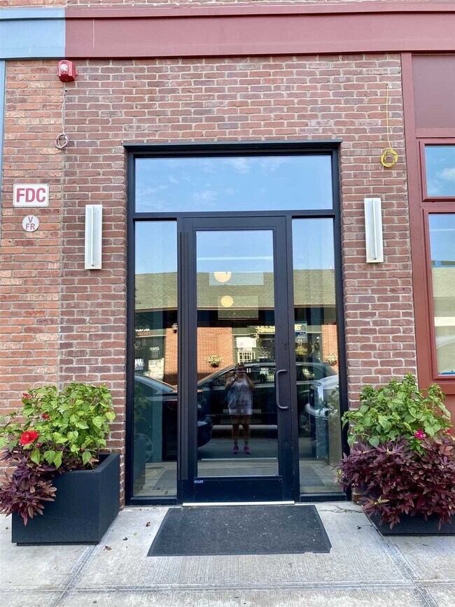 Building Photo - 344 Main St