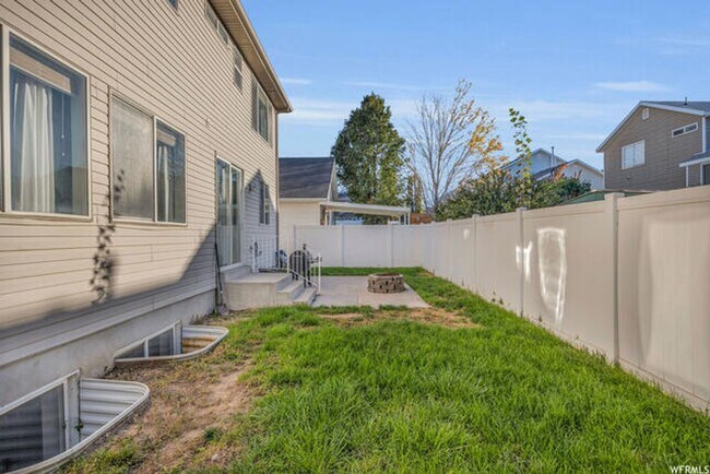 Building Photo - Large 4 Bedroom 3 Bathroom home!