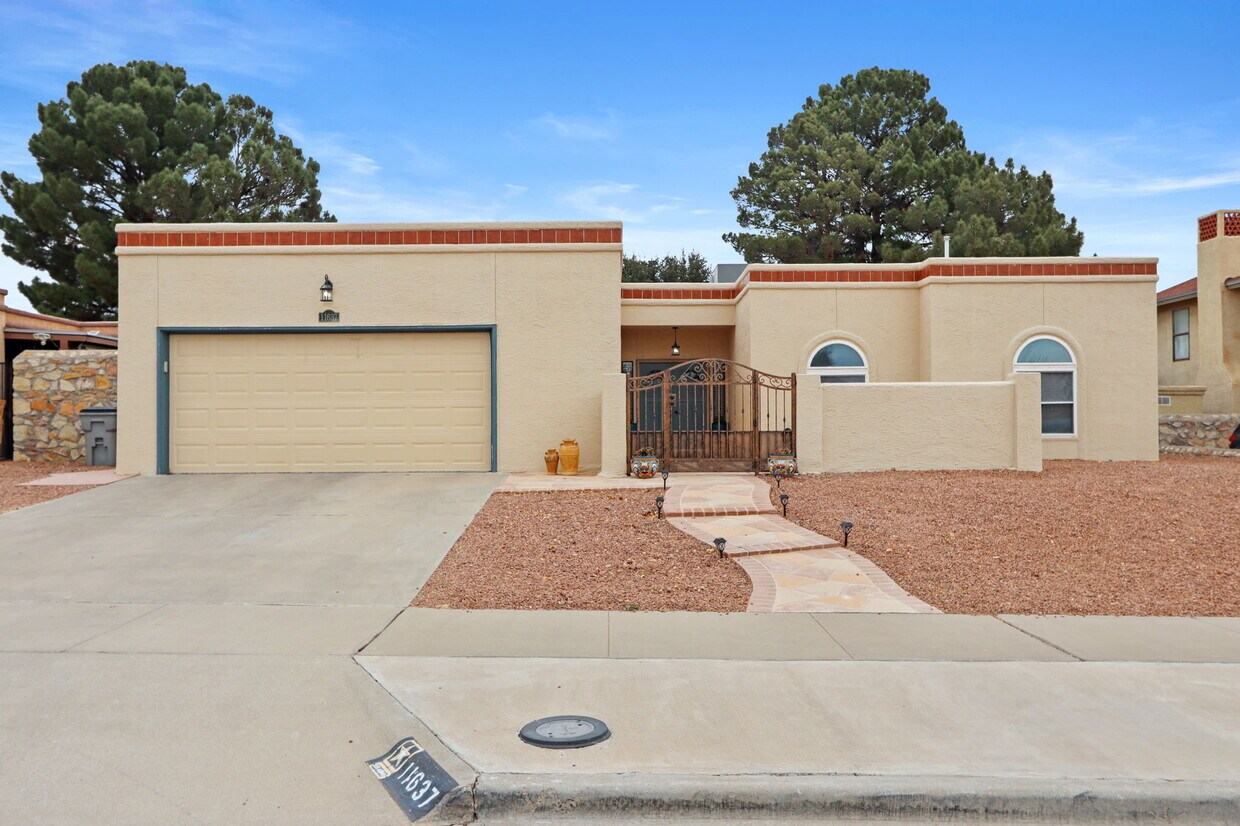 Foto principal - 11637 Lake Erie Dr