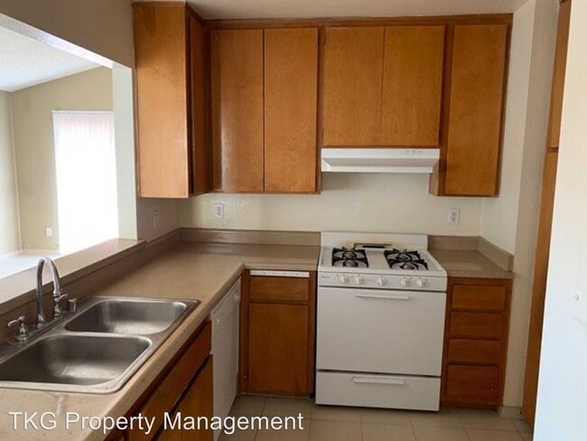 Building Photo - 14071 Flower St