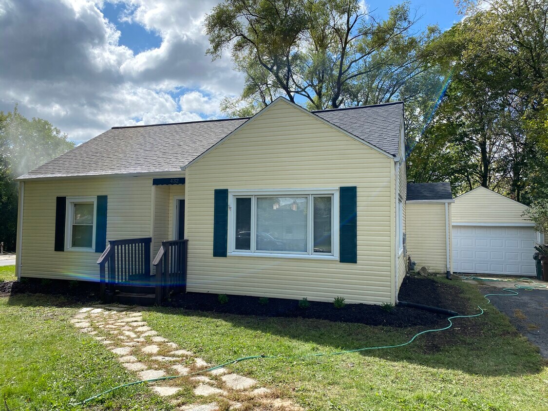 Front of Home - 1S432 Wainwright Rd