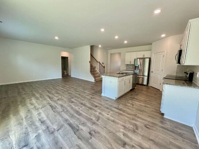 Building Photo - Spacious 5-Bedroom Haven With 3 Full Baths...