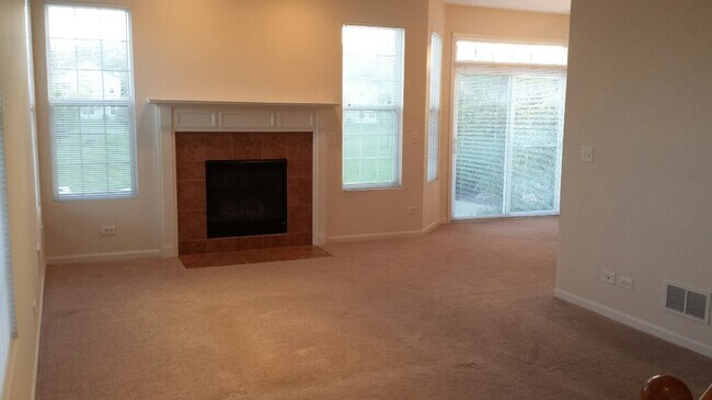 Building Photo - 2423 Evergreen Cir