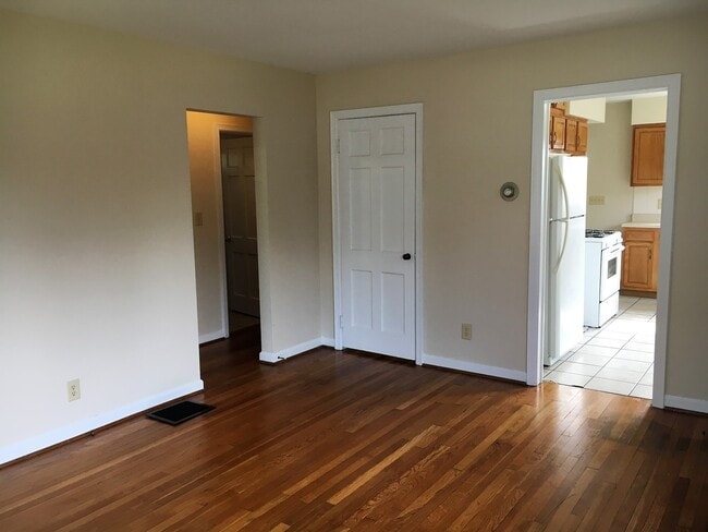 Building Photo - **4-BEDROOM/1-BATH HOUSE W/ 2-CAR GARAGE I...