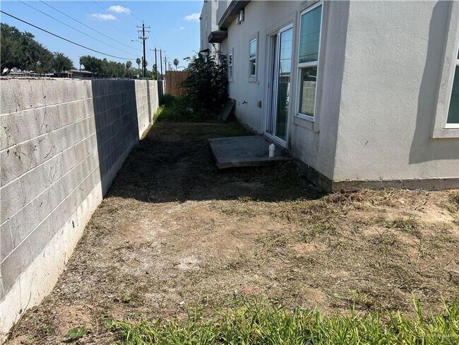 Building Photo - Charming 2BR Townhome in Mission