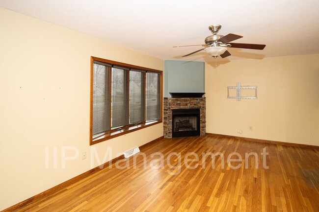 Building Photo - Colonial-style single-family home - Eastlake