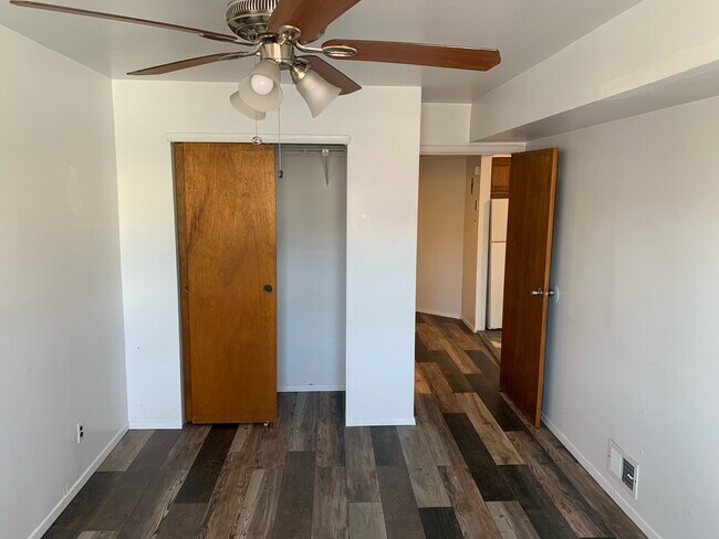 Habitación derecha - 1431 E 68th St