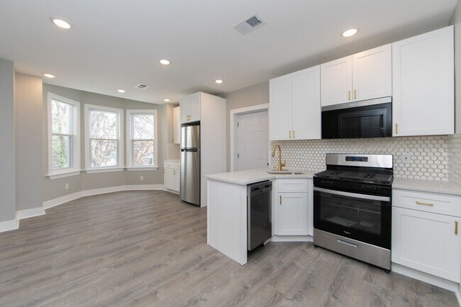 Foto del edificio - Beautiful Gut Renovated 2 Bed/1 Bath Apart...