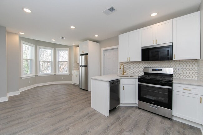 Building Photo - Beautiful Gut Renovated 2 Bed/1 Bath Apart...