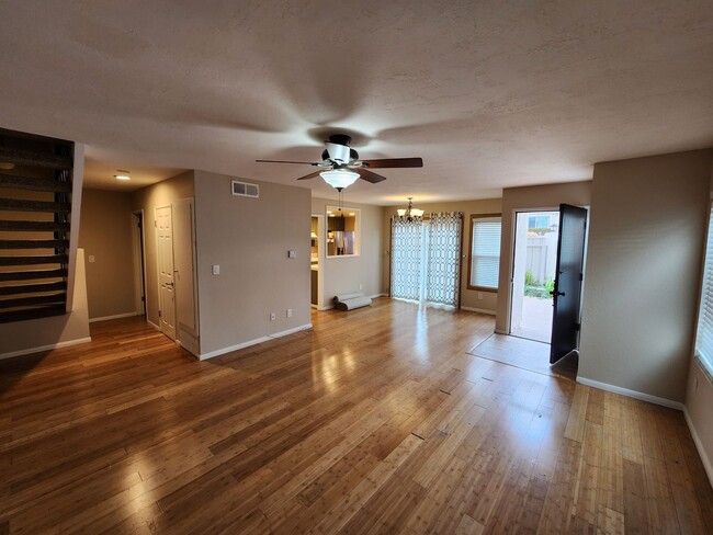 Foto del edificio - 2 Bedroom, 1.5 Bath End Unit In Clairemont