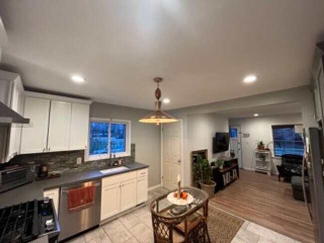 Building Photo - Fresh 3 Bed 2 Bath For Rent!
