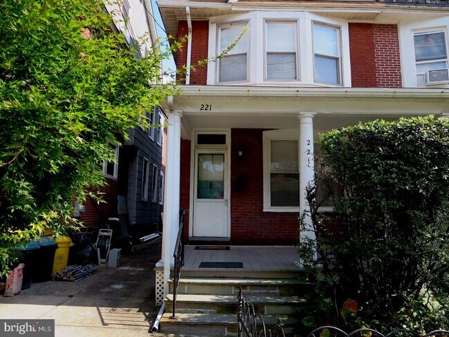 Building Photo - 221 Ardmore Ave