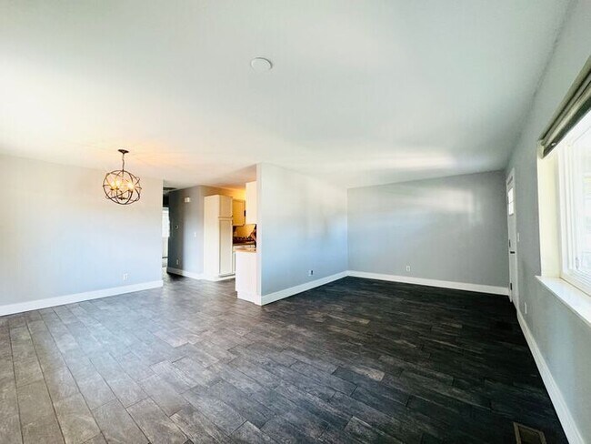 Building Photo - Cute 3 bed/ 1.5 bath Ranch Style House in ...