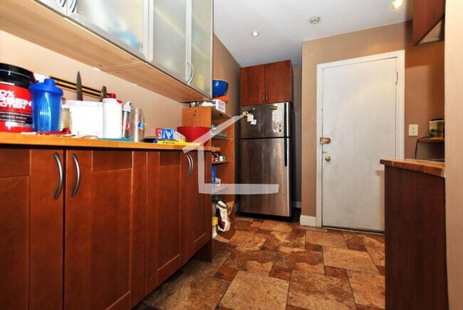 Foto del edificio - Nicely renovated 3 bed 1 bath unit on the ...